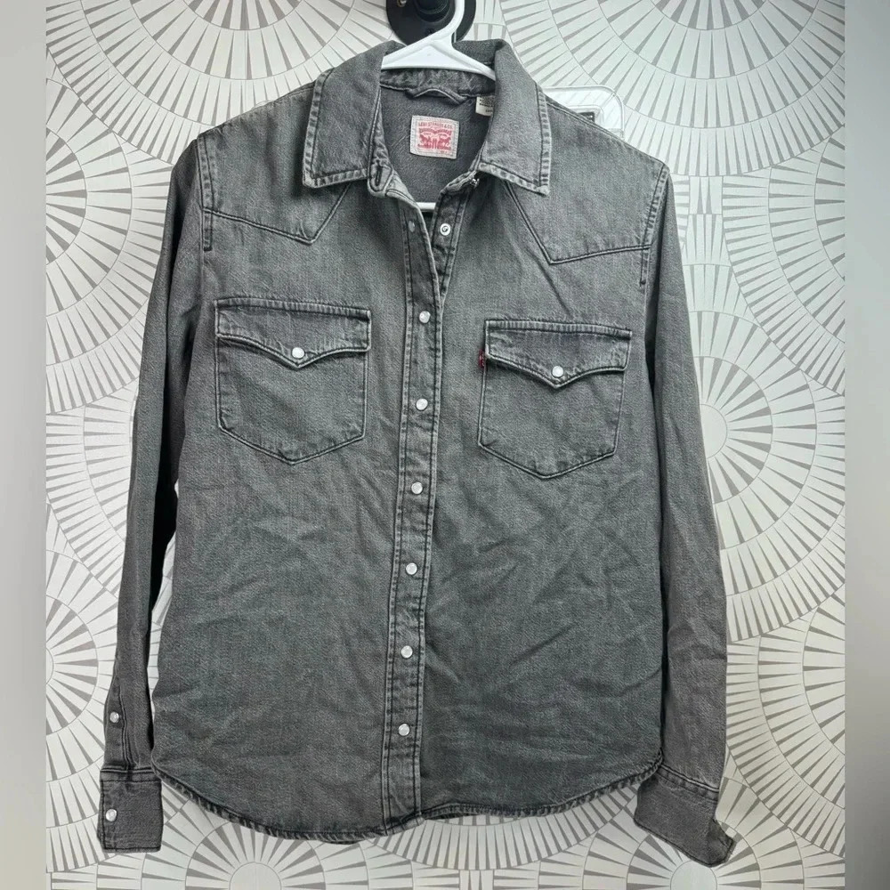 Levi Strauss & Co Women’s Long Sleeve Denim‎ Shirt with Pearl snap buttons Small